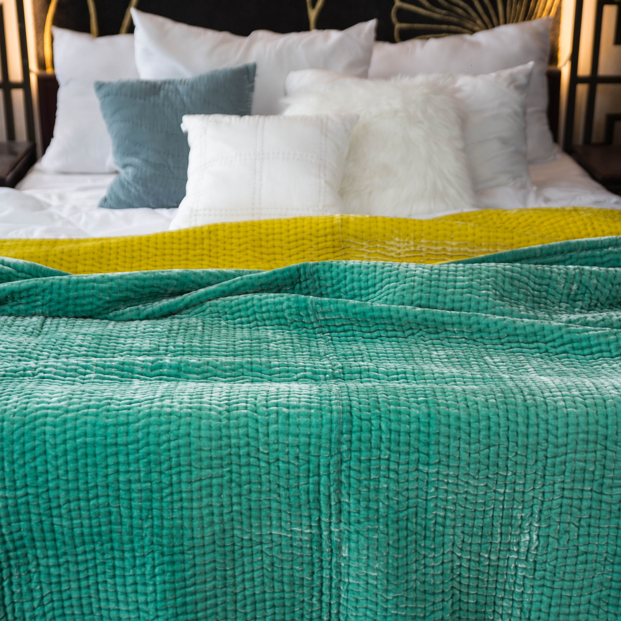 Luxury Velvet Bedding Set include velvet blanket and pillowcases